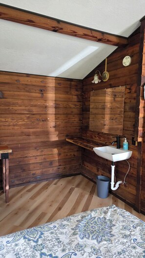 Quarto solteiro clássico, para não fumantes, aceita animais de estimação | Banheiro | Chuveiro, toalhas de banho, sabonete, shampoo