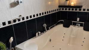 Shower, towels, soap, toilet paper - HOTEL LUXURY DREAM (Bogotá)