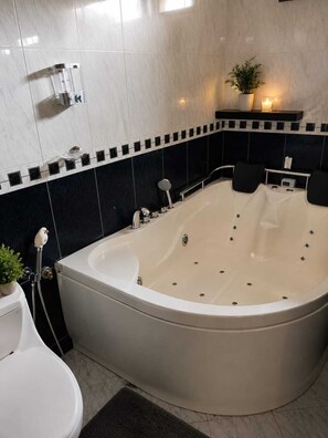 Shower, towels, soap, toilet paper - HOTEL LUXURY DREAM (Bogotá)