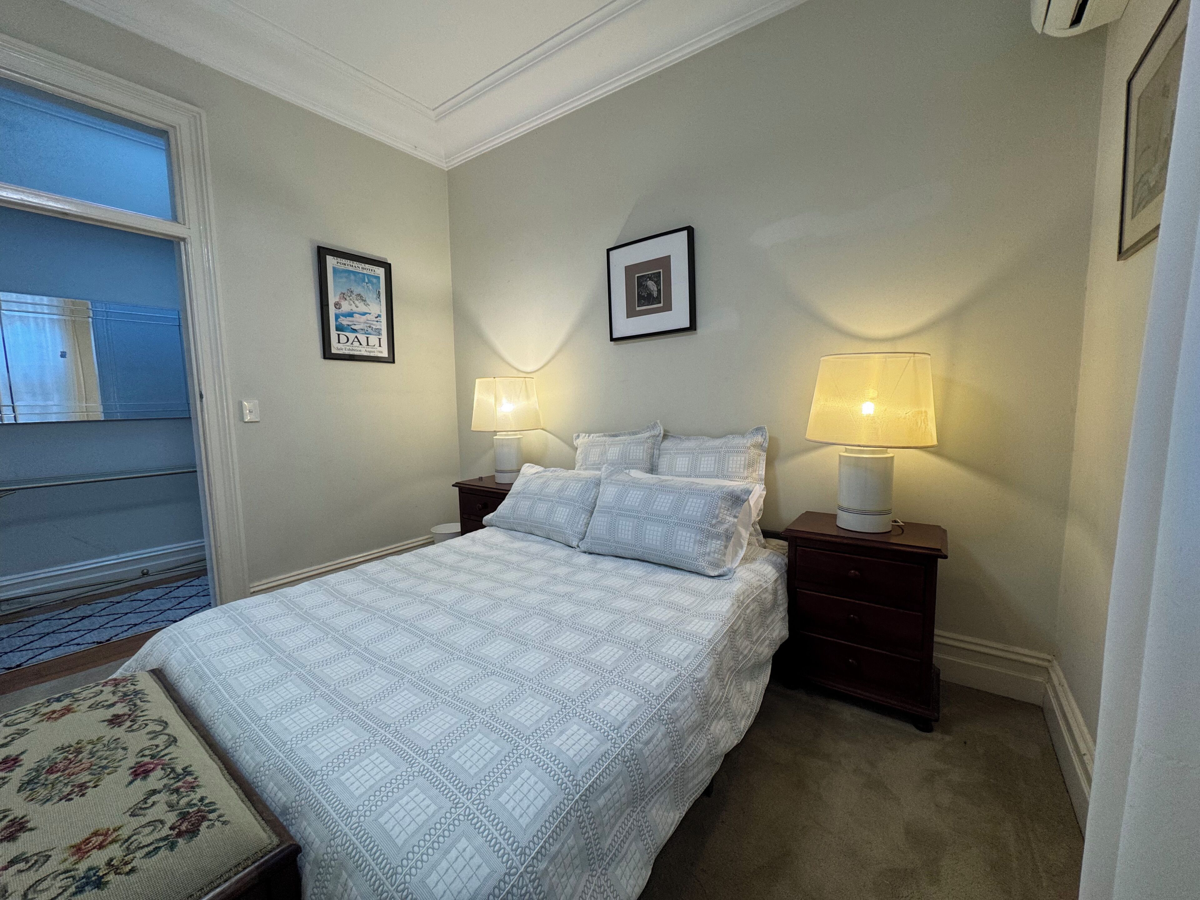 4 habitaciones, tabla de planchar con plancha, wifi y ropa de cama 
