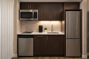 Private kitchen - Spacious 1BR Toronto Getaway to Unwind - Perfect for Families! (Toronto)