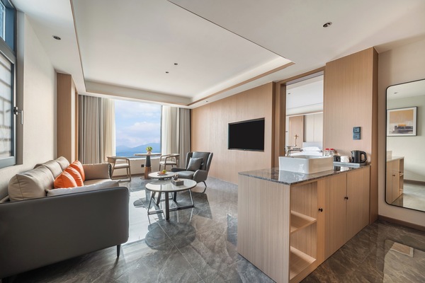 Executive Suite, Mountain View | Memory foam beds, desk, laptop workspace, WiFi (free)