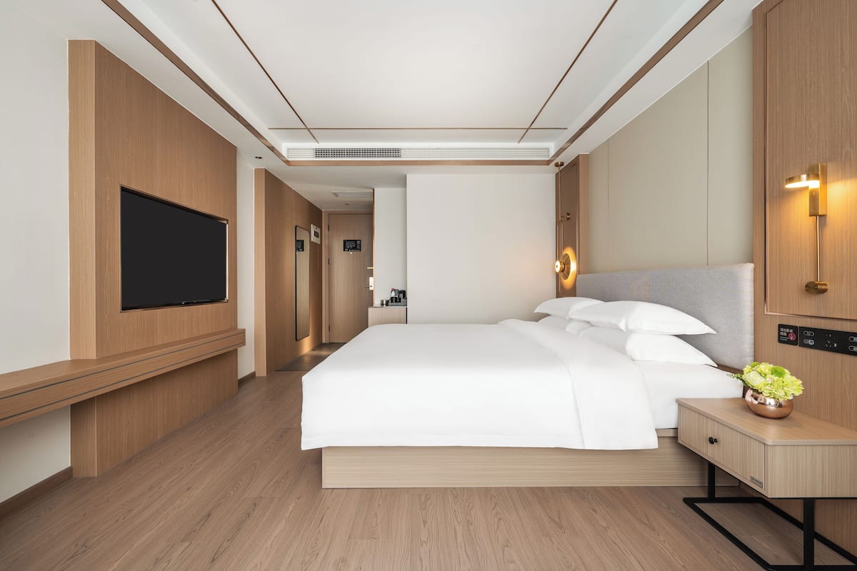 Habitación individual superior, no se aceptan mascotas, vista a la ciudad | Camas con efecto memoria, escritorio y espacio para trabajar con laptop