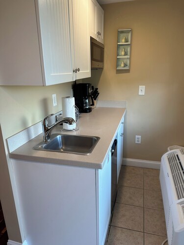 1BR in BREAKERS RESORT 100 yards from Inman beach plus 2 pools and rear deckyard