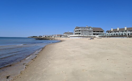 1BR in BREAKERS RESORT 100 yards from Inman beach plus 2 pools and rear deckyard