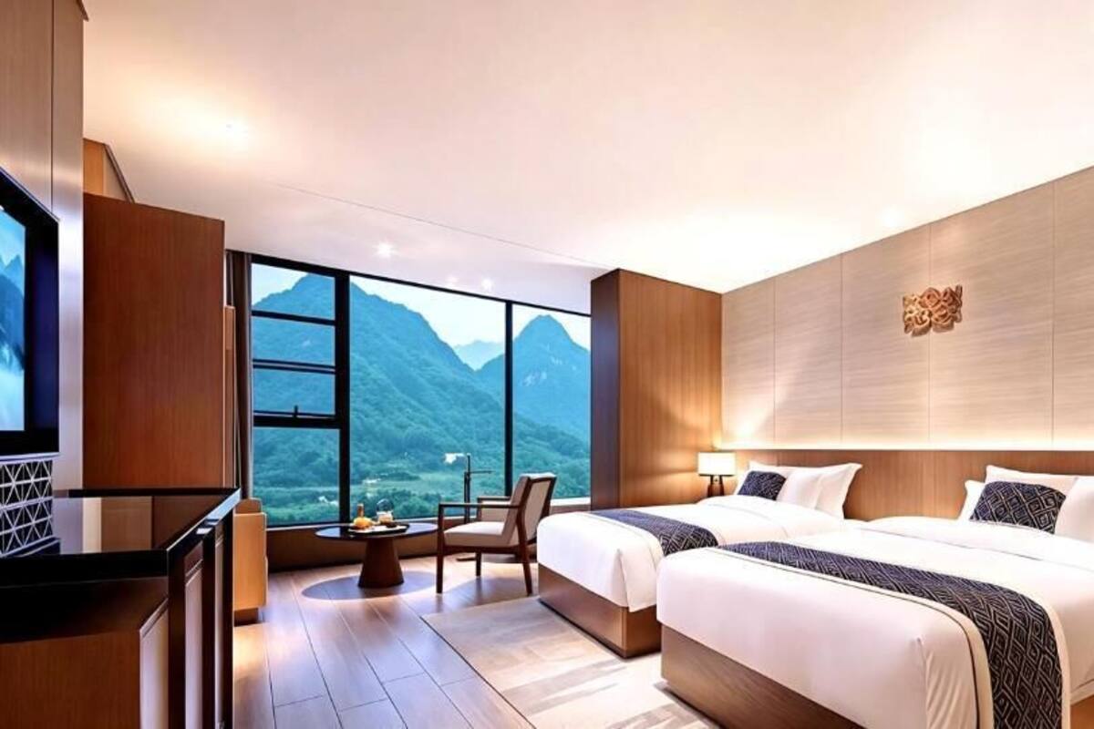Phòng 2 giường đơn phong cách cổ điển, quang cảnh đồi núi | Bộ đồ giường cao cấp, nệm cao su hoạt tính (memory foam)