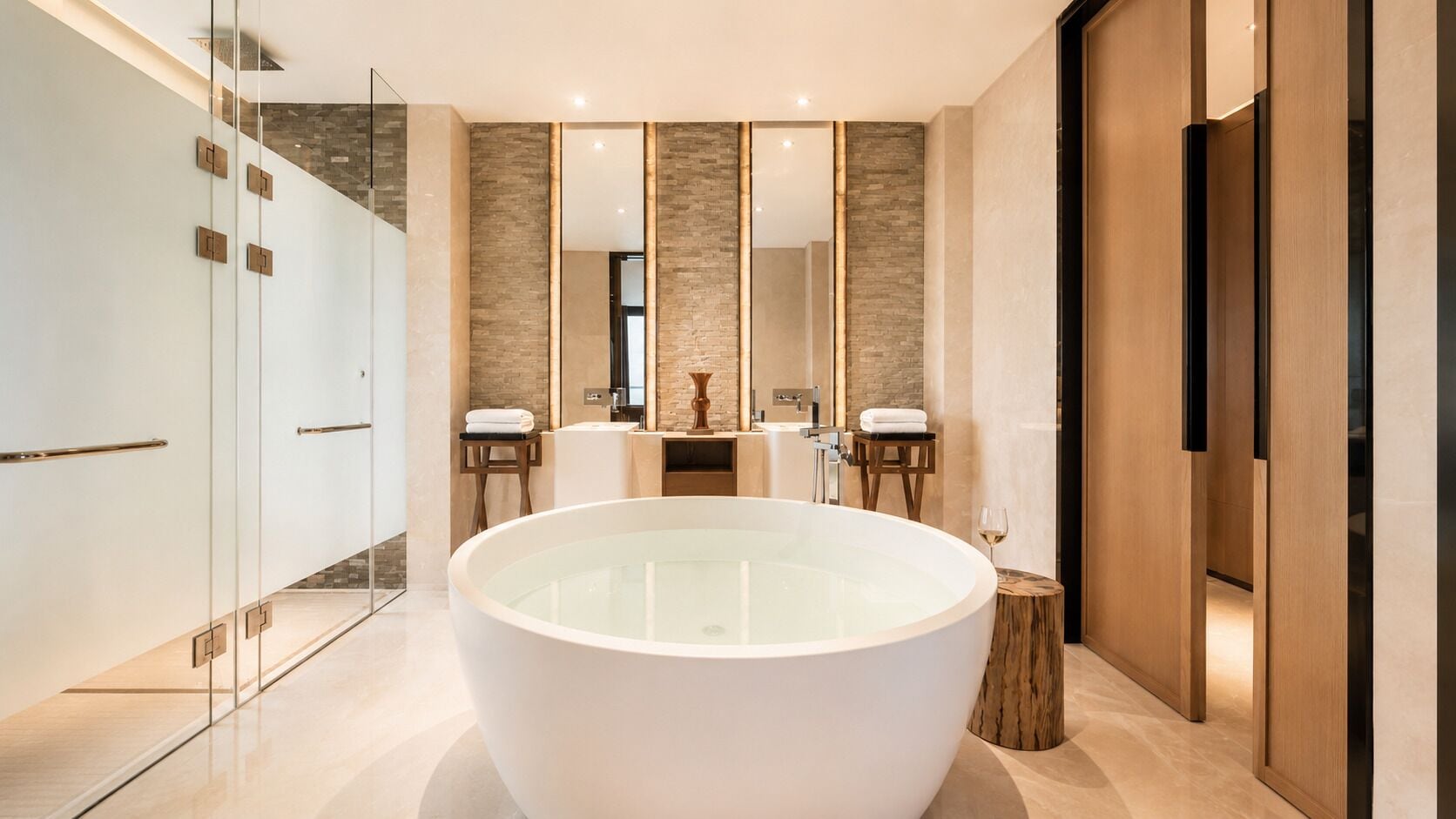 Un baño moderno con una bañera grande, cabina de ducha de vidrio y tocador de madera.