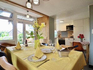Dining - Charming cottage near Lake Robertville (Robertville)
