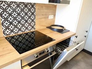 Wasserkocher mit Kaffee-/Teezubehör, Kühlschrank, Mikrowelle, Ofen