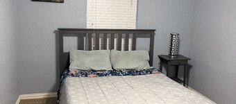 Spacious 4-bedroom house in pleasant Houston with AC