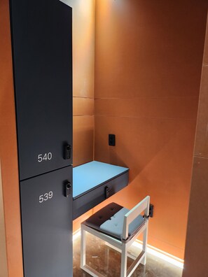 Camera doppia, per soli uomini (Cabin for two)