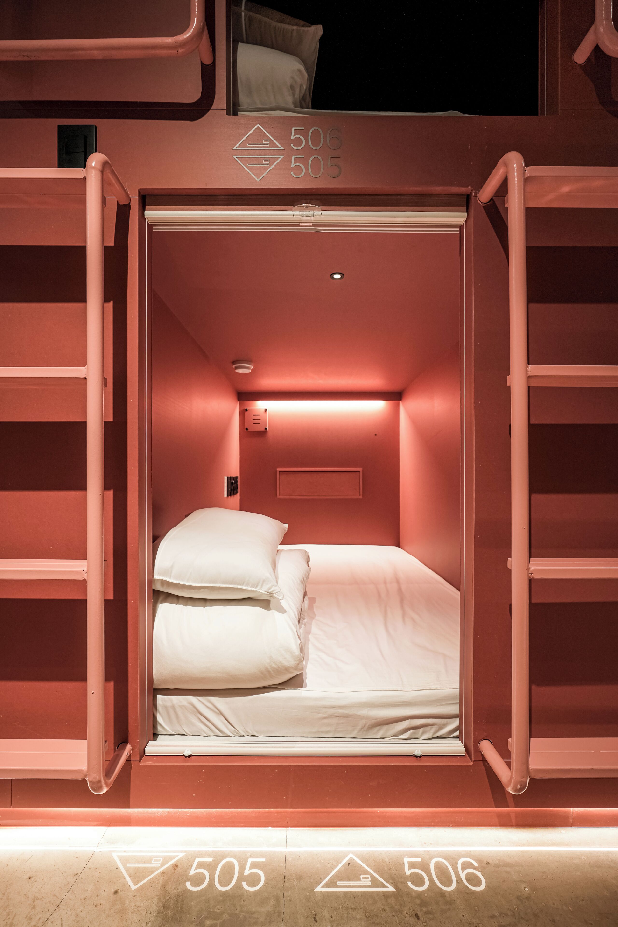 Habitación individual superior, solo para hombres (Capsule - Bottom) | Fachada del alojamiento