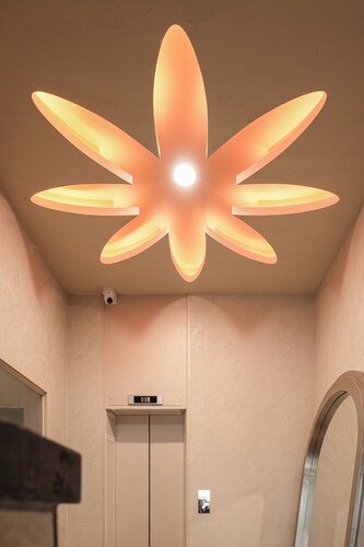 Jh blossom capsule & cabin hotel