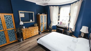 3 slaapkamers, een bureau, een strijkplank/strijkijzer, reisbedje