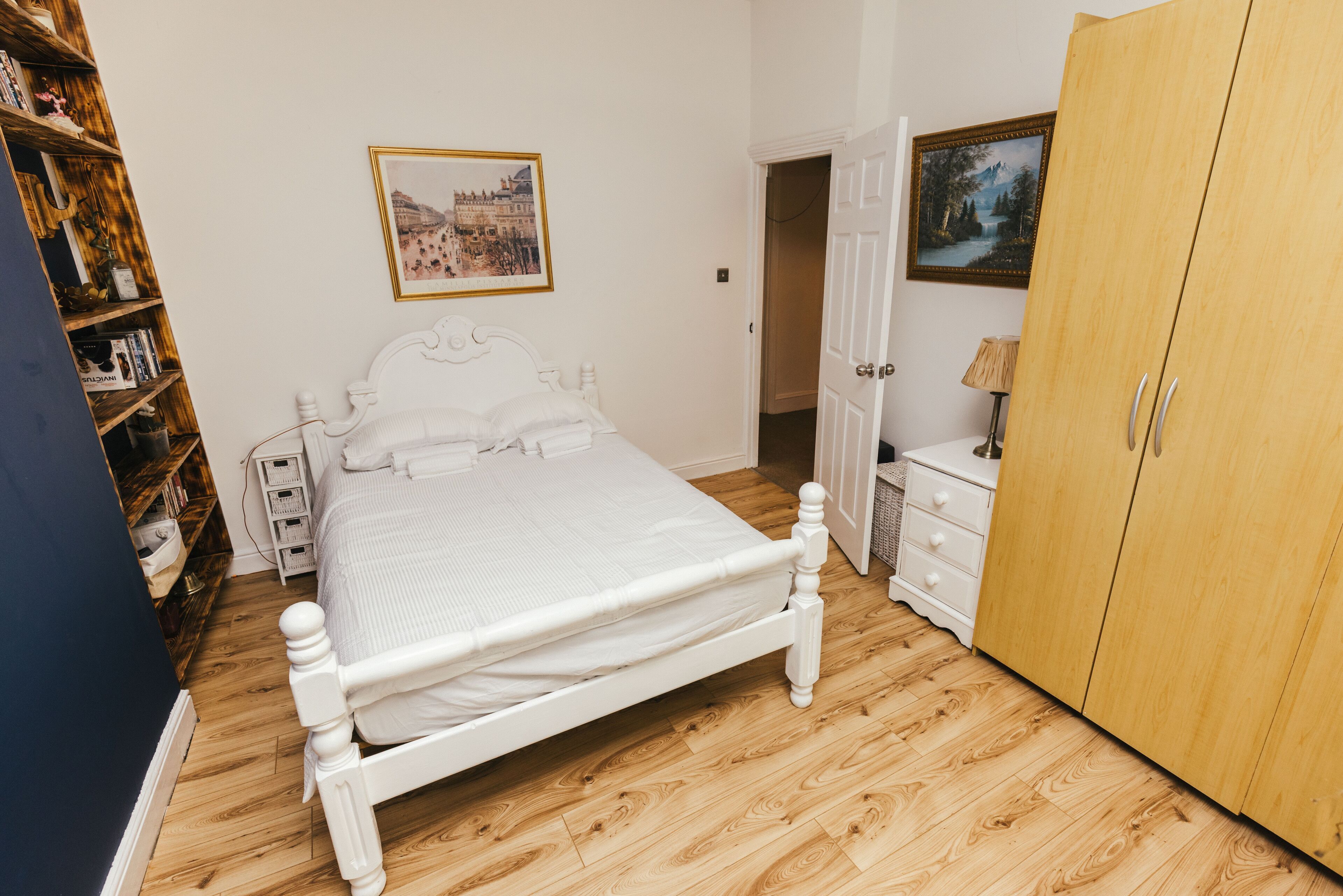 3 soverom, skrivebord, strykejern/-brett og reiseseng for barn