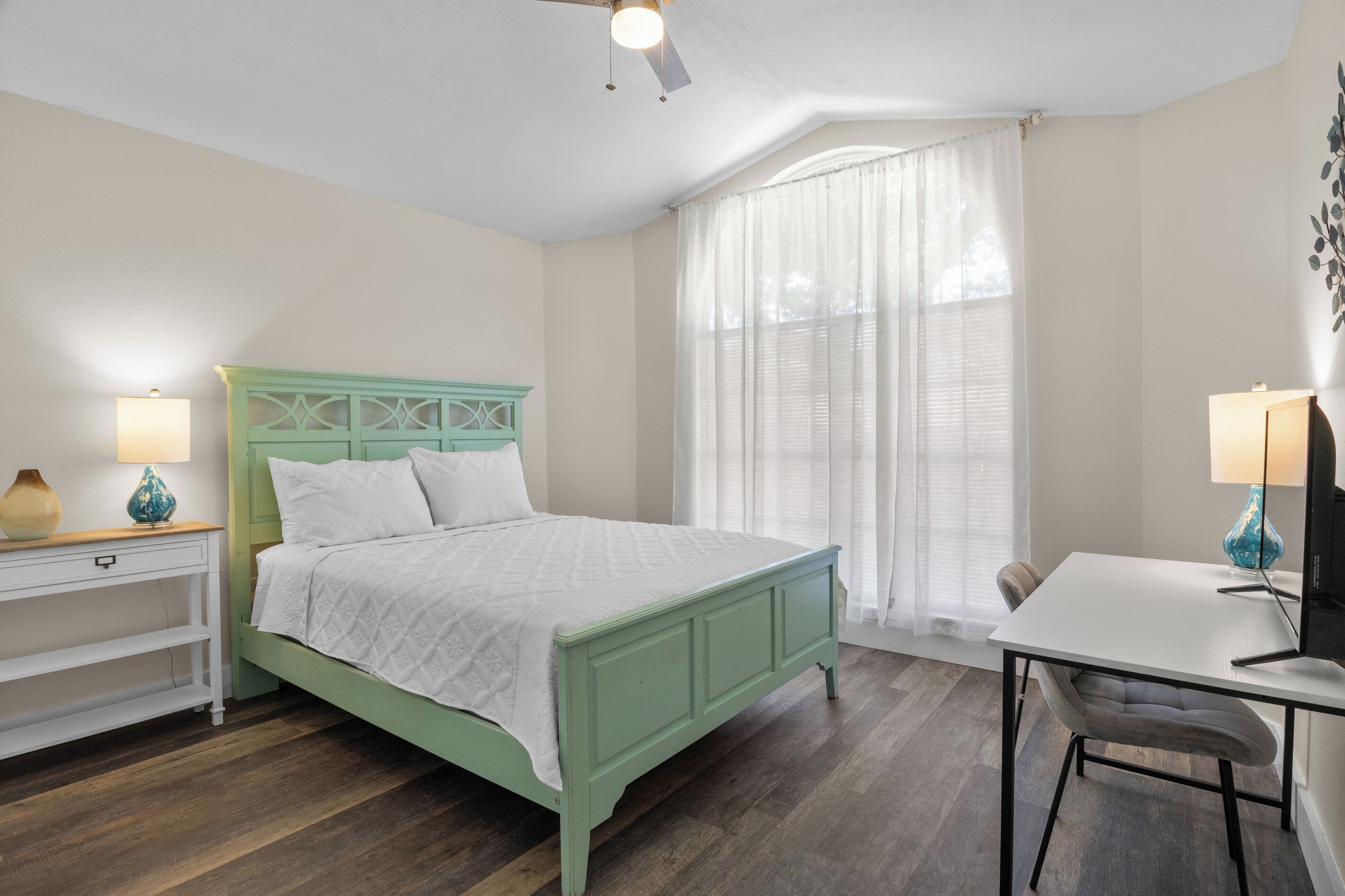 3 habitaciones, escritorio y tabla de planchar con plancha 