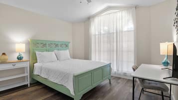 3 habitaciones, escritorio y tabla de planchar con plancha