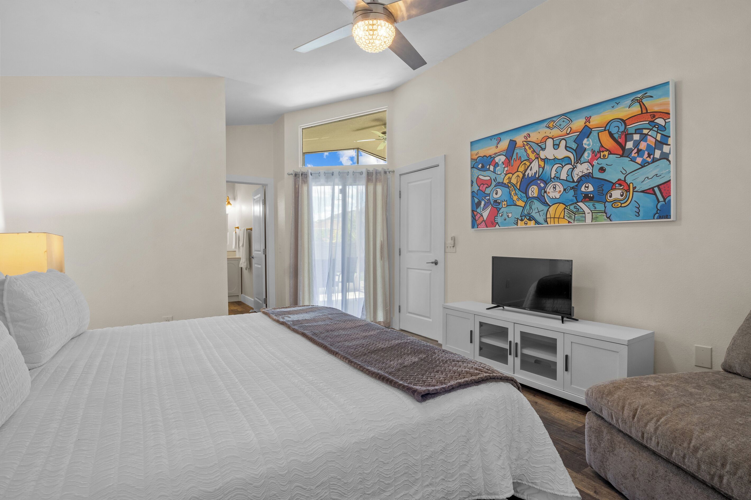 3 bedrooms, desk, iron/ironing board, travel cot