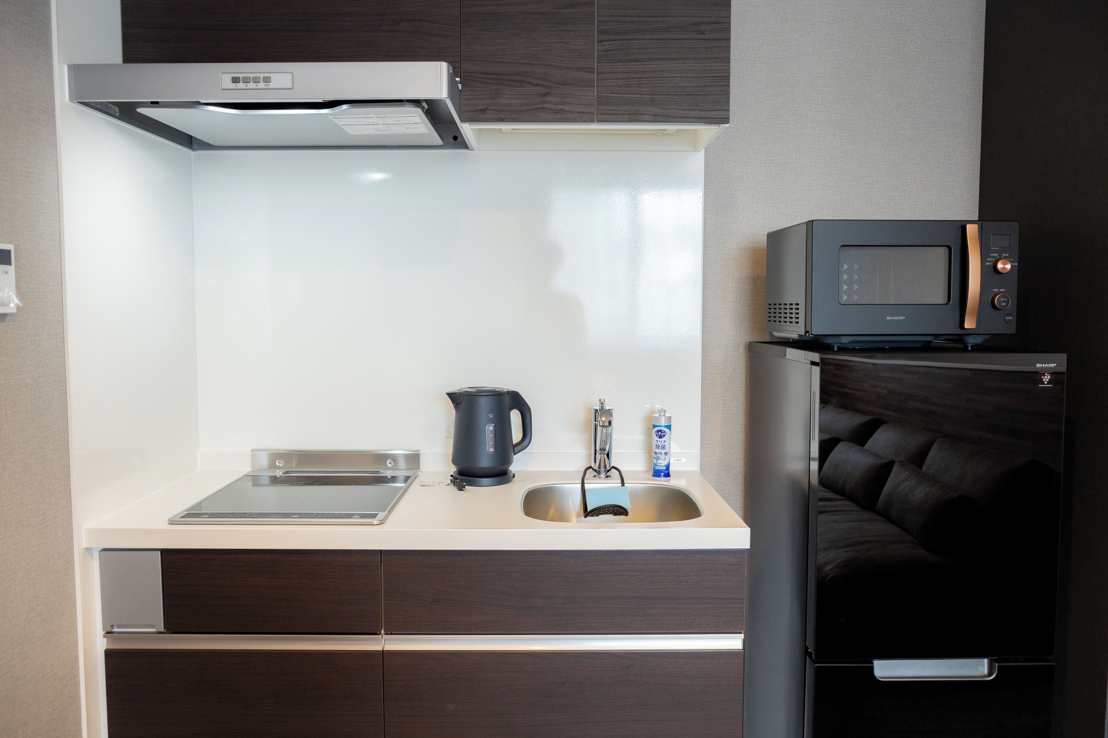 Estudio familiar | Cocina privada | Frigorífico, microondas y utensilios de cocina