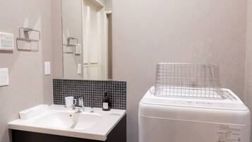 Superior-Vierbettzimmer | Badezimmer | Duschwanne, Haartrockner, Handtücher, Shampoo