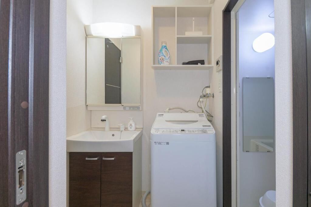 Basic Apartment | Bathroom | Separate tub and shower, hair dryer, towels, shampoo