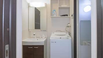 Basic Apartment | Bathroom | Separate tub and shower, hair dryer, towels, shampoo