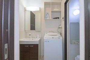 Basic Apartment | Bathroom | Separate tub and shower, hair dryer, towels, shampoo - Cezanne (Fukuoka City Hakataku Katakasu)