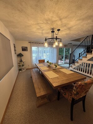 Dining - Charming 4-bedroom house with AC right on Newman Lake (Newman Lake)