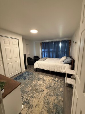 Room - Charming 4-bedroom house with AC right on Newman Lake (Newman Lake)