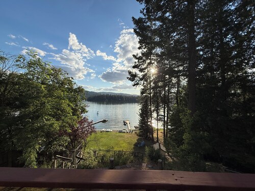Charming 4-bedroom house with AC right on Newman Lake