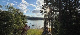 Charming 4-bedroom house with AC right on Newman Lake