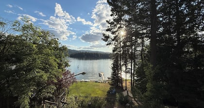 Charming 4-bedroom house with AC right on Newman Lake