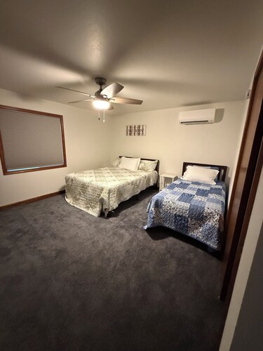 Charming 4-bedroom house with AC right on Newman Lake