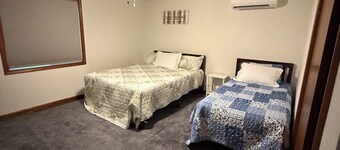 Charming 4-bedroom house with AC right on Newman Lake