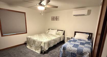 Charming 4-bedroom house with AC right on Newman Lake