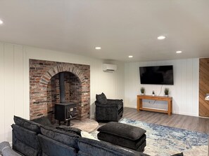 Living area - Charming 4-bedroom house with AC right on Newman Lake (Newman Lake)
