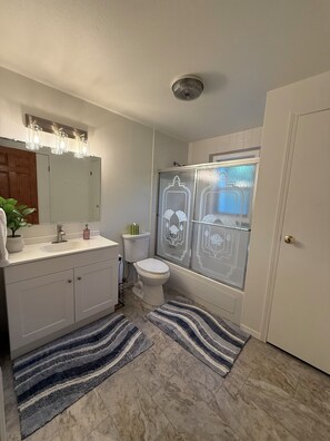 Bathroom - Charming 4-bedroom house with AC right on Newman Lake (Newman Lake)