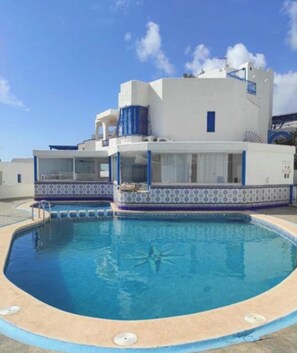 A modern building with a pool, featuring a balcony and a covered area. - Mirador of the Mediterranean, (Peñíscola)