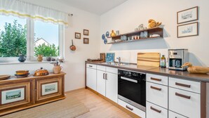 Coffee/tea maker, fridge, oven, stovetop - Apartment “Bernhards” with Large Terrace, Garden, and Wi-Fi (Altmannstein)