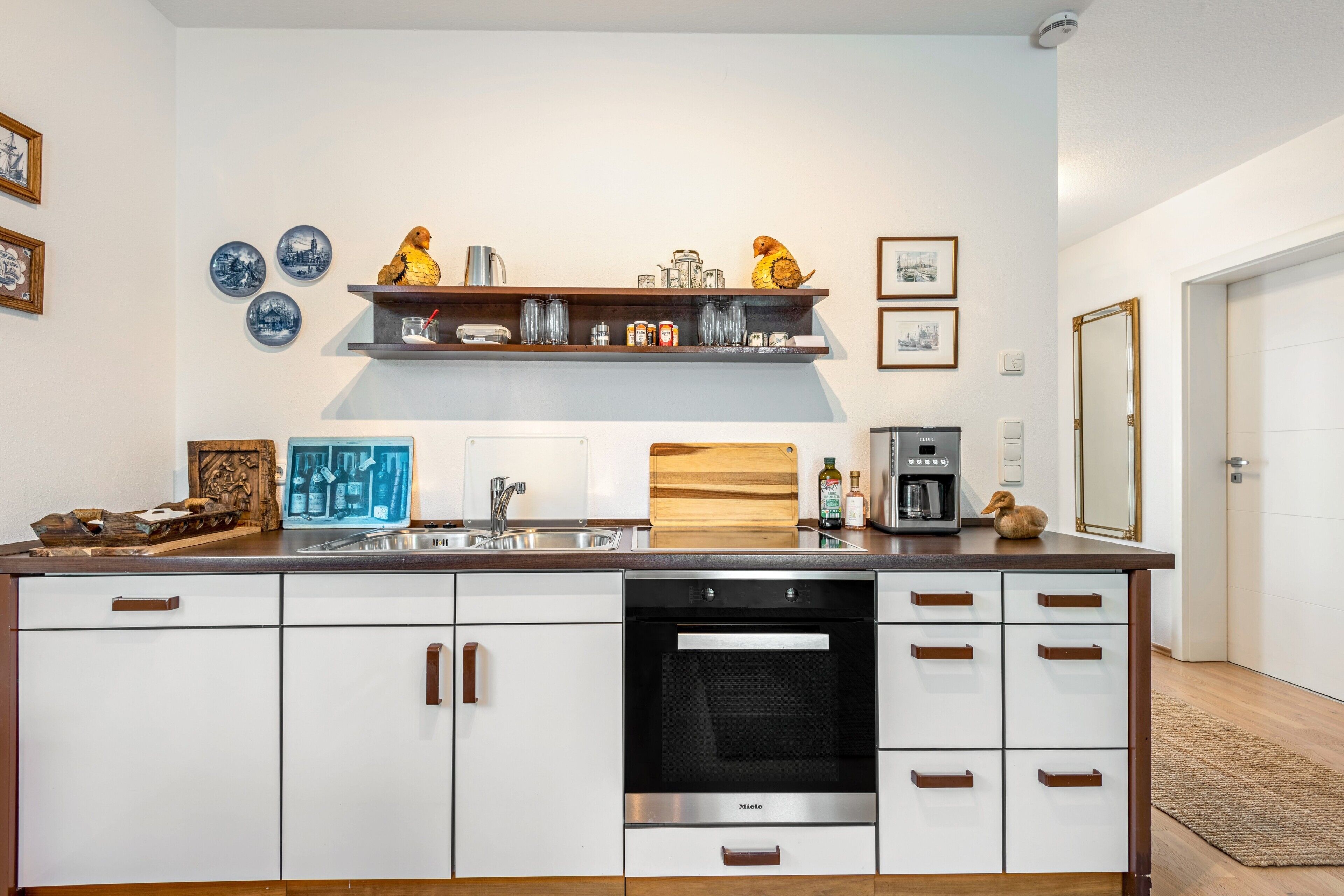 Coffee/tea maker, fridge, oven, stovetop
