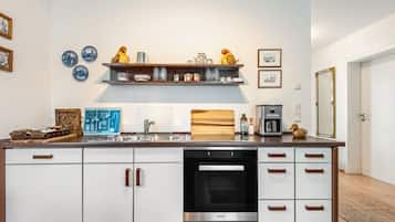 Coffee/tea maker, fridge, oven, stovetop