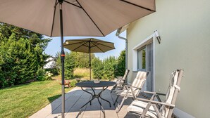 Outdoor dining - Apartment “Bernhards” with Large Terrace, Garden, and Wi-Fi (Altmannstein)