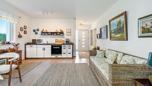 TV - Apartment “Bernhards” with Large Terrace, Garden, and Wi-Fi (Altmannstein)