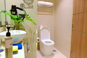Habitación, no fumadores, vistas a la ciudad | Baño | Bidé, toallas, champú y papel higiénico