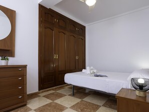 A bedroom with a bed, a nightstand, a dresser, a wardrobe, and a ceiling fan. - Sunstay Pedregal C Flat I Málaga (Málaga)