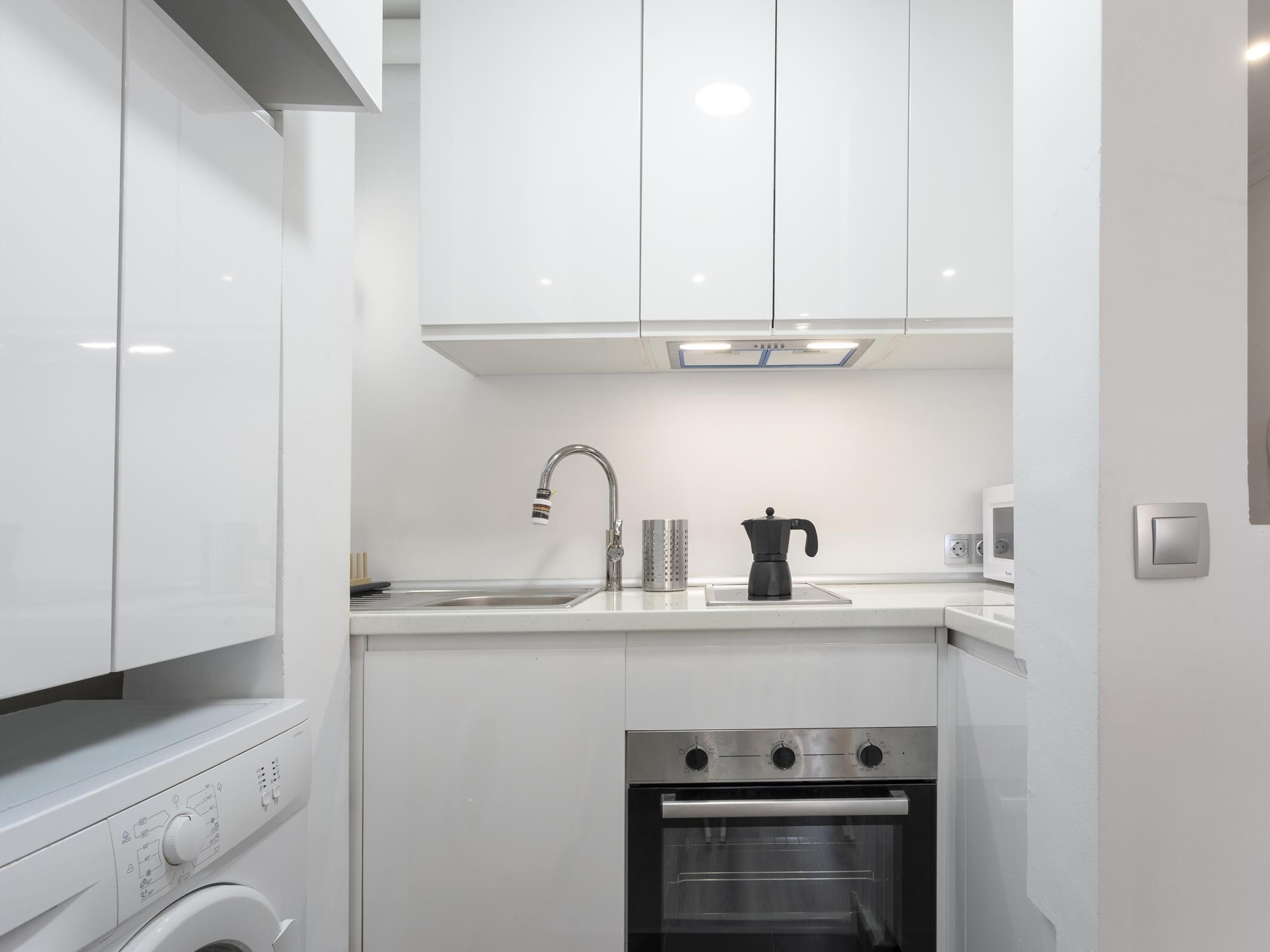 Wasserkocher mit Kaffee-/Teezubehör, Kühlschrank, Mikrowelle, Ofen