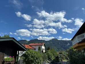 A residential area with houses, a mountain backdrop, and a clear sky. - Prien Vacation Rental for 2 People with a Separate Bedroom and North-Facing Balcony, 40 square meters, No. 1 (Aschau im Chiemgau)