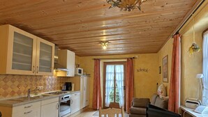 Eine Küche mit Holzausstattung, einer Mikrowelle und einem Herd.
