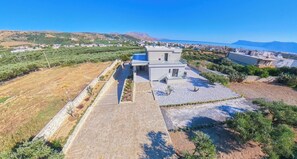 A modern building with a flat roof and a large terrace area. - Cozy Villa Kissamos (Kissamos)