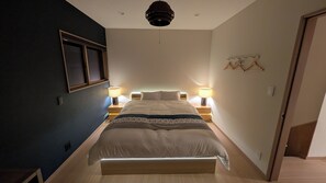 Luxe suite, uitzicht op de binnenplaats | Verduisterende gordijnen, een strijkplank/strijkijzer, gratis wifi